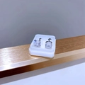Detailansicht silberner Ohrstecker mit rundem Zirkonia in einer klassischen Vier-Krallen-Fassung - Platin Weißer Zirkon