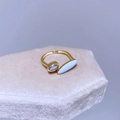 Dettaglio anello dorato aperto con zircone ovale e pietra azzurra su supporto in velluto - Stile Zircone Smalto Marquise Blu Chiaro (I40)