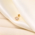Detaillierte Makroansicht von Gold-Ohrstecker mit rechteckigem Zirkon auf hellem Satin - Goldene geometrische Zirkonia (Einzelstück)
