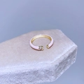 Dettaglio di un anello aperto in smalto rosa con fascia dorata e zircone rettangolare - Stile Zirconia Rettangolare in Smalto Rosa (I39 Rosa)