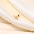 Detail eines Kleeblatt-Knorpelsteckers mit Zirkonia-Mikropavé auf weißem Seidenhintergrund - Goldene kleine vierblättrige Blume (Einzelstück)