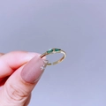 Detailansicht goldener verstellbarer Ring mit zwei smaragdgrünen Trapez Edelsteinen - Grüner Doppelter Baguette Edelstein (L15R4301 Grüner Zirkonia)