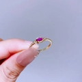 Detailansicht eines Goldrings mit ovalem rotem Rubin und funkelnden Seitensteinen - Ovaler Rubinroter Zirkonia (L14R4298 Roter Zirkonia)