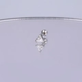 Makroaufnahme von Dreieck-Zirkonia-Ohrstecker mit Edelstahl-Schraubverschluss-Kugel - 5mm / Silberner Dreieck-Zirkon-Stil