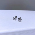 Elegante silberne Schmetterlings-Ohrstecker mit Zirkonsteinen in einer Geschenkbox - Schmetterlings-Design / Silber