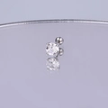 Detailansicht eines funkelnden Zirkonia-Ohrsteckers mit sicherem Kugel-Schraubverschluss - 6mm / Silber Einzelner Zirkonia Stil