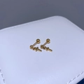 Detaillierte Nahaufnahme goldener Kreuzanhänger-Ohrringe mit Schraubverschluss auf Schmuckdose - Kleines Goldkreuz