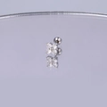 Makroaufnahme von Silber-Blumen-Helix-Stecker mit vier funkelnden Zirkonia-Steinen - Silbernes Kleeblatt-Design