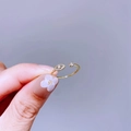Nahaufnahme eines vergoldeten verstellbaren Rings mit funkelnden Pavé- und Solitär-Zirkonia - Voll Diamant Oval Einzeldiamant (L13R4572)