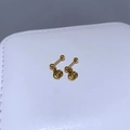 Makroaufnahme vergoldeter Ohrstecker mit ineinandergreifenden Doppel-G-Logo-Anhängern - Gold Poliert Verflochtener Stil