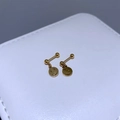 Makroansicht goldener Barbell-Ohrstecker aus Edelstahl mit hängenden Smiley-Anhängern - Gold Smiley