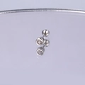 Nahaufnahme von silbernem Edelstahl-Ohrstecker mit funkelndem runden Zirkonia-Stein - 4mm / Silberne Lünette Zirkonia Stil