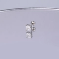 Makroaufnahme von quadratischem Zirkonia Ohrstecker aus Edelstahl mit Kugelverschluss - 5mm / Silber Quadrat Zirkonia Stil