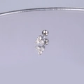 Detail der Edelstahl-Ohrstecker mit Zirkonia-Blume und Schraubverschluss auf Spiegelglas - Silber Großes Dreifach-Zirkonia-Dreieck Stil