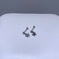 Detailaufnahme der Schmetterling Ohrstecker mit Schraubverschluss auf weißem Ledergrund - Steel Color Small Butterfly