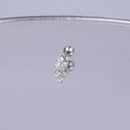 Makroaufnahme von Edelstahl-Ohrstecker mit drei funkelnden Zirkoniasteinen in Silber - Silber Kleines Dreifach-Zirkonia-Dreieck Stil