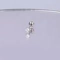 Nahaufnahme von Silber Zirkonia Helix Piercing mit Schraubverschluss und 4-Krallen Fassung - 3mm / Silber Einzelner Zirkonia Stil
