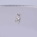 Makroaufnahme von Silber-Helix-Stecker mit Zirkonia und Schraubverschluss auf Spiegel - Silber Zirkonia Blatt Stil