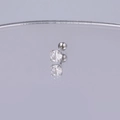 Makroaufnahme von Silber-Helix-Stecker aus Edelstahl mit brillantem Zirkonia-Kristall - 5mm / Silber Einzelner Zirkonia Stil