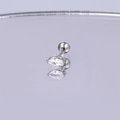 Nahaufnahme von Ohrmanschette mit Markise-Zirkonia und Schraubverschluss auf Spiegel - Silber Marquise Zirkonia Stil