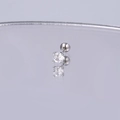 Makroaufnahme von Silber-Ohrknorpelstecker mit vierzackig gefasstem funkelndem Zirkonia - 4mm / Silber Einzelner Zirkonia Stil
