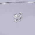 Detail von silbernem Edelstahl-Ohrstecker in Blumenform mit funkelndem Zirkonia-Schliff - Silber Zirkonia Anhänger Stil