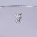 Makroaufnahme von Silber-Blumenstecker mit klarem Zirkon und Schraubverschluss-Kugel - Silber Große Blume Stil