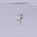 Nahaufnahme von Stern-Ohrknorpel-Stecker mit blauem Opal, Zirkon und Schraubverschluss - Silber Vierstrahliger Stern