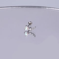 Makroaufnahme von Herz-Opal und Zirkon Piercing-Ohrstecker mit silbernem Schraubverschluss - Silber AB Zirkonia Herz