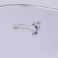 Detailansicht eines Schmetterling-Ohrsteckers mit blauen Zirkonia und Schraubverschluss - Silber Blau Schmetterling Quaste