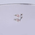 Detailansicht der Ohrstecker mit rosa Zirkon-Tropfen und silbernem Kronen-Hohlrahmen - Silber Rosa Zirkonia Ballon