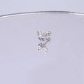 Detailansicht eines Schmetterlings-Piercings mit lila Zirkonia und Schraubverschluss - Silber Lila Zirkonia Schmetterling