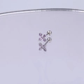 Makroaufnahme von Silberkreuz-Piercingstecker mit vier lila Zirkonia und Schraubverschluss - Silber Lila Zirkonia Blume