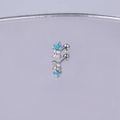 Detailaufnahme von Ohrtunnel-Stecker aus Chirurgenstahl mit Türkis und Zirkonia-Blüten - Silber Blau Zirkonia Blume