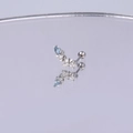 Detail von blauem Zirkon-Ohrstecker mit Schraubverschluss auf violettem Spiegel - Silber Blau Zirkonia Blatt
