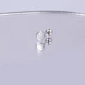 Detailaufnahme eines silbernen Titan-Ohrsteckers mit schillerndem weißen Perlmutt-Inlay - Silber Kleine Runde Muschel