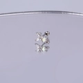 Nahaufnahme von silbernem Schmetterlings-Ohrstecker mit Zirkonia und Opalstein - Silber AB Zirkonia Schmetterling