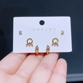 Set aus drei vergoldeten Ohrringen mit Zirkonia und Knotendesign auf Karte - Knotenanhänger und Strassstecker Stil (J26)