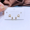 Drei Paar elegante goldene Ohrringe mit Zirkonia und Knoten auf einer Displaykarte - Knotenreifen und Runder Stecker Stil (A05)