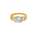 Vista detallada de anillo chapado en oro con cinco piedras de circonita incrustadas - US 7 / Blanco