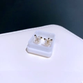 Elegante goldene Schmetterling-Ohrstecker mit funkelnden klaren Zirkonia-Kristallen - Goldener Schmetterling