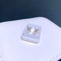Funkelnde Zirkonia-Ohrstecker in Blumenform mit goldener Veredelung und Schraubverschluss - Goldton Zirkonia Kleeblatt
