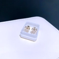 Elegante Blumen-Ohrstecker aus Gold mit funkelndem Zirkonia auf weißem Schmuckdisplay - Goldton Wassertropfen Blume