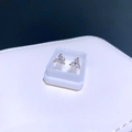Elegante goldene Kleeblatt-Ohrstecker aus Titan mit Zirkonia auf weißem Display - Goldton Großer Zirkonia Dreieck