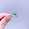 Goldener offener Ring mit ovalem Türkisstein und schwarzen Naturtexturen - Ovaler Türkis Hauptstein (C22R4072)