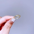 Verstellbarer Goldring mit sternförmig gefasstem Zirkon-Edelstein im Minimalist-Stil - Sternenflare Eingebetteter Zirkonia (C27R4291)