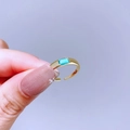 Goldener verstellbarer Ring mit rechteckigem himmelblauem Edelstein auf Unihintergrund - Rechteckiger Himmelblauer Türkis (C45R4081)