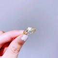 Goldener zweischichtiger offener Ring mit weißem Marmorstern-Element für Damen - Doppelschichtig Hohl Weißer Stern (D14R4144)