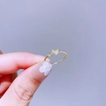Verstellbarer goldener Ring mit zwei Herzen, eines mit Zirkon und Seilstruktur - Mikro Eingelegtes Doppelherz Twist (D15R1868)