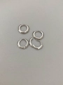 Makro-Detail von zwei Paar silberfarbenen, sechseckigen geometrischen Creolen mit poliertem Finish - Geometrischer facettierter Stil / Klein / Silber